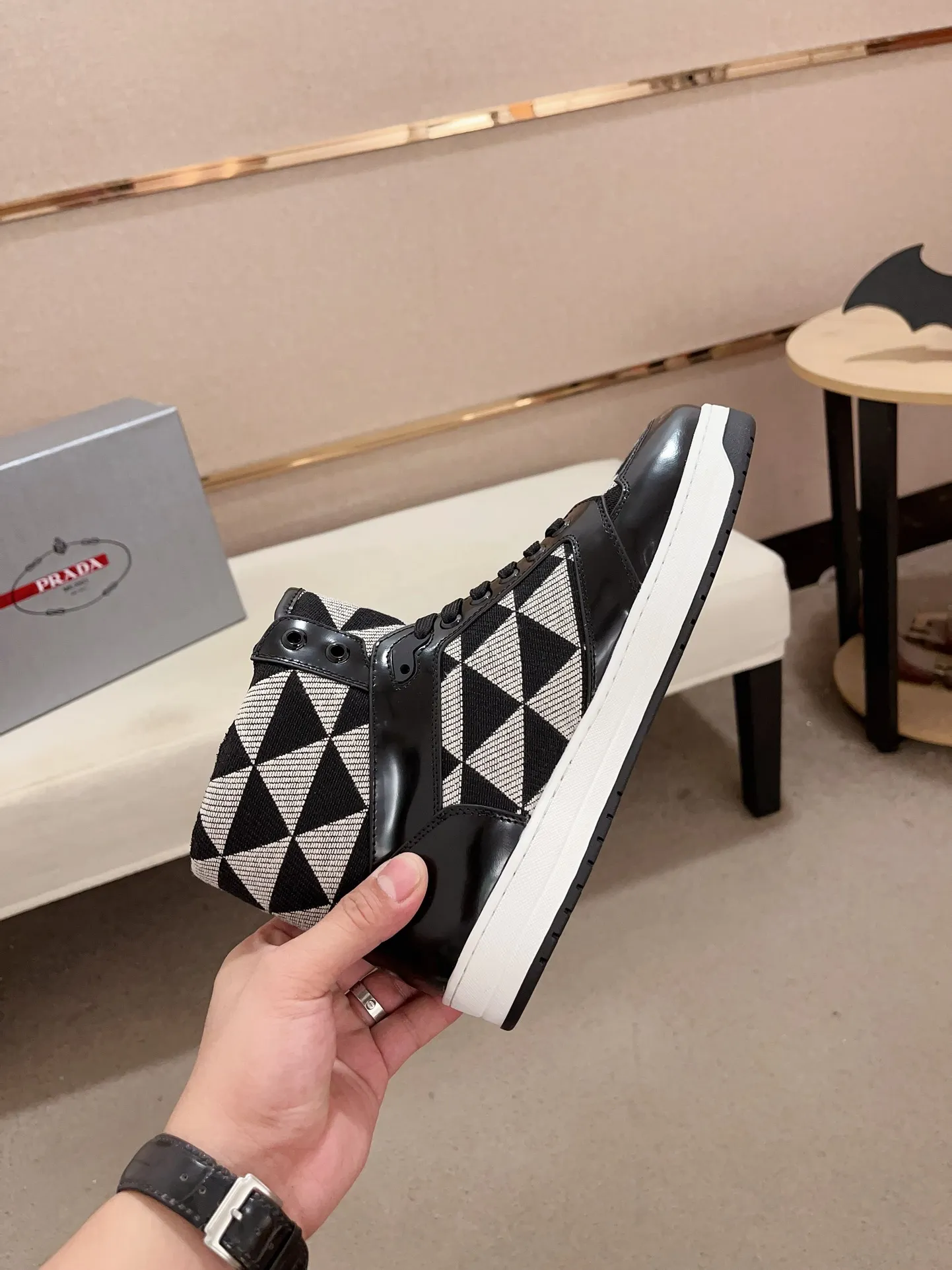 Men's shoes 💰 620💰 ✔️✔️✔️High-quality new PRADA counters are launched at the same time. The new men's shoes and 😘fabric are made of selected first-layer cowhide and triangle △ fabric. Lining: Full cowhide lining. 👍🏿 High-end ☄️ air-cushion molded anti-slip rubber outsole, exquisite lines, simple and elegant, comfortable and high-end for leisure travel. Code number: 38 to 44. 45 can be customized and cannot be returned or exchanged!